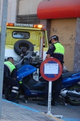 Elche Policia.JPG (117.86 KiB) 5565 mal betrachtet Die Policia Local lässt ein Motorrad abschleppen