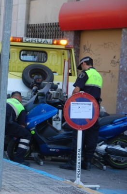 Die Policia Local lässt ein Motorrad abschleppen