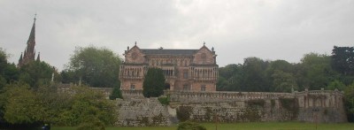 DSC_1194 Palacio de Sobrellano Sobrellano Palace in Comillas. Im Hintergrund sieht man die Friedhofskapelle als eine kleine Kathedrale gebaut..JPG (105.9 KiB) 9158 mal betrachtet Palacio de Sobrellano Sobrellano Palace in Comillas. Im Hintergrund sieht man die Friedhofskapelle in Form einer kleinen Kathedrale.