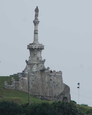 DSC_1175 Monumento al Marqués de Comillas, obra de Doménech i Montaner.JPG (48.01 KiB) 9158 mal betrachtet Statue des ersten Marqués von Comillas, ein Werk von Domènech i Montaner.