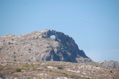 Die Serra Foradada mit Maurenruine und dem Felsloch, das auf der gegenüberliegenden Talseite im Vall de Gallinera eine ganz besondere Bedeutung hat (la alineación solar de la Serra Foradada).