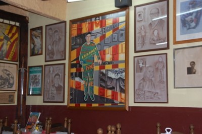 C 1.JPG (142.43 KiB) 5338 mal betrachtet Viele bekannte Politiker hängen an den Wänden, aber vor allen Dingen immer wieder: Der Wirt