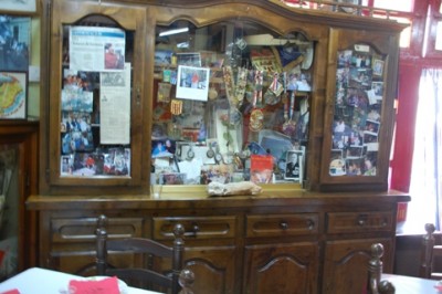 C Pinet.JPG (135.83 KiB) 5338 mal betrachtet Vitrine mit Erinnerungsstücken