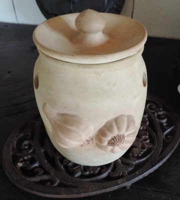 Knoblauchbehälter.JPG (166.55 KiB) 5378 mal betrachtet Kühl und luftig lagern: Knoblauchgefäß aus Ton