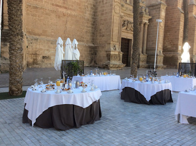 Direkt vor der Kathedrale - wird wohl ein für einen Hochzeitsempfang vorbereitet sein