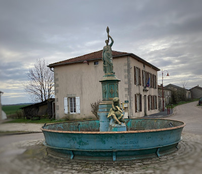 Ein schöner Brunnen vor dem Rathaus von Lezéville