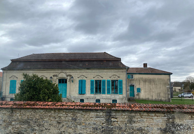 In Gondrecourt-le-Château sollen sich Franken und Hunnen <br />schon die Köpfe eingeschlagen haben. <br /><br />Wir sind heute jedoch ganz friedlich,  <br />staunen über altes Gemäuer und fragen uns, <br />wie kalt es drinnen wohl sein mag