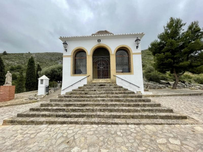 Die Wanderung beginnt rechts neben der Ermita.