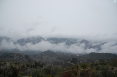 Vor ein paar Minuten: Die Serella im Nebel und mit ein wenig Schnee. Inzwischen sind die Wolken im Tal angekommen und haben die Berge völlig verdeckt.