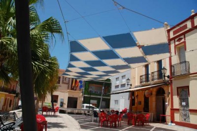 mit aufwändigem Sonnensegel DSC_0624.JPG (106.83 KiB) 4338 mal betrachtet ...mit einem aufwändigen, großen Sonnensegel beschattet.