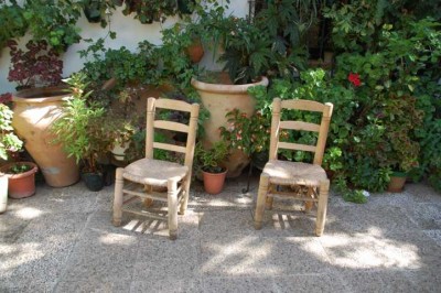 Stühle in einem Patio in Mijas (Andalusien)