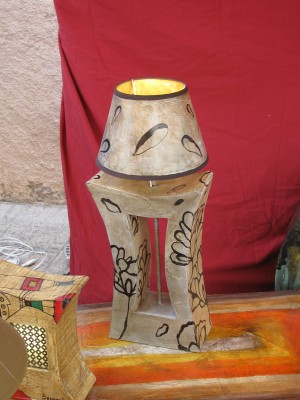 Dekorative Tischlampe aus Pappe