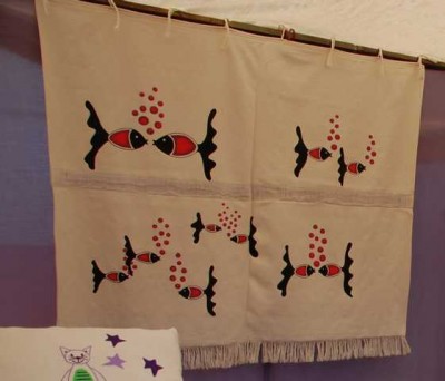 Nun werden wir es wissen,<br />wie sich die Fische küssen.<br />Über Wasser tun sie's nicht,<br />und unter Wasser sieht man's nicht.