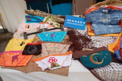 Individuell bemalte Kleidungsstücke hast du gesehen? Für mich waren das nur bemalte Schlüpfer...