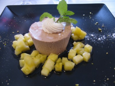 Geeistes Pralinenparfait mit marinierter Ananas