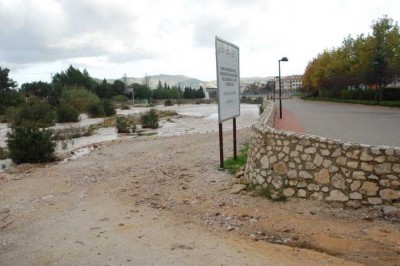 Flohmarktareal in Jalón. Dort wo samstags die Händler stehen, breitete sich der Fluss aus.<br />Auf dem Schild (auf dem Foto schwer lesbar) steht, dass die Beseitigung der Hochwasserschäden, die durch die Gota fría im Oktober 2007  entstanden sind, 33.524.700 Euro gekostet hat.