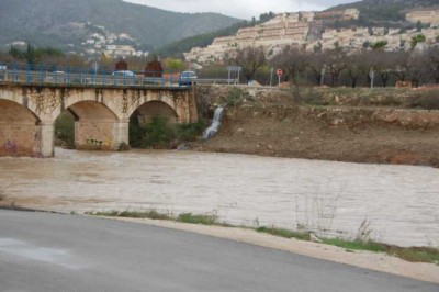 hier sieht man sonst nur Flusskiesel ... (Brücke in Jalón Richtung Alcalalí)