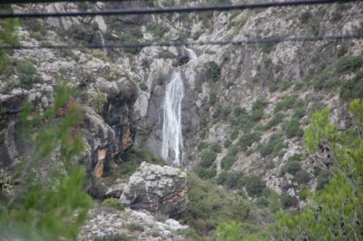 Von manchen Bergen ergossen sich Wasserfälle
