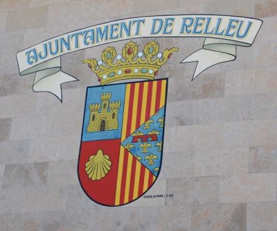 Escudo (Wappen) an der Rathausfassade