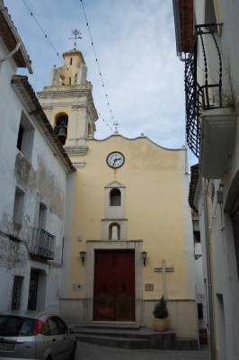 Pfarrkirche San Cayetano mit der alten Turmuhr.