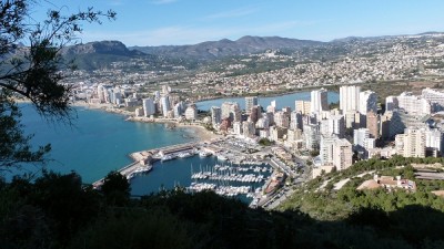 P1000285.JPG (128.48 KiB) 5295 mal betrachtet im Vordergrund der Hafen mit Arenal-Strand und Salzsee hinter den Hochhäusern, im Hintergrund links der Olta