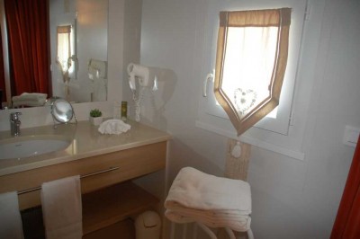 Bad-en-suite (Ausschnitt) mit Badewanne (WC und Bidet waren separat untergebracht)