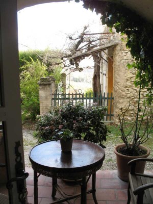 Damit ihr eine Vorstellung davon bekommt, was ich meine..<br />Hier im Hintergrund seht ihr so eine Pergola, leider fand ich auf die Schnelle keine besseren Fotos.