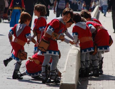 1 Zündeln.JPG (78.08 KiB) 5316 mal betrachtet Die Kleinen zünden ein paar Knaller...