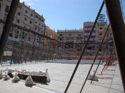 6. Die Masclètas.JPG (87.81 KiB) 5316 mal betrachtet der zum gröten Teil wegen des Mascletàs (Tagfeuerwerk) abgesperrt ist.