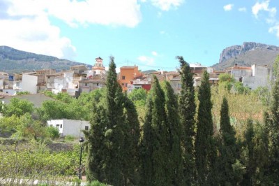 Castell de Castells liegt in einem Talkessel