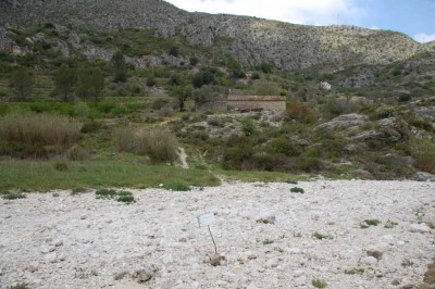 Río Ebo (Trockenbett) mit maurischer alquería (Gehöft)