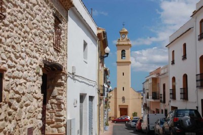 Kirchturm der Iglesia de San Vicente Ferrer in Adsubia