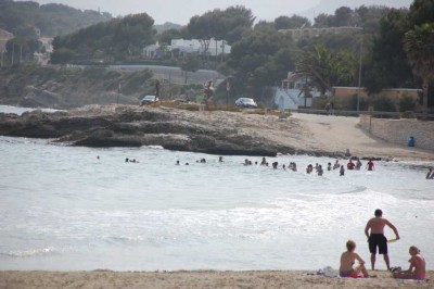 Platja de l'Ampolla (Moraira) - Mitte Mai: Trotz bedeckten Himmels viele Badegäste
