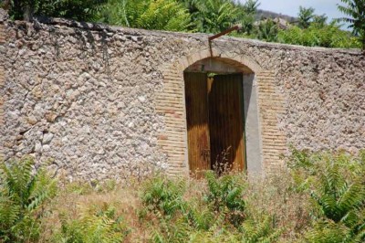9 alte Mauer, hinter dem Tor haben sich Bäume ausgesäht..JPG (134.95 KiB) 3813 mal betrachtet Alte Mauer neben der Masia, hinter dem Tor haben sich bereits Bäume ausgesäht