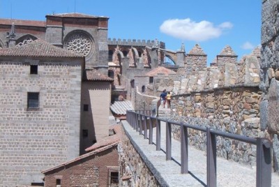 Avila - Die romanische Stadtmauer mit ihren vielen Türmen und Toren ist begehbar.<br />Der Parador erhebt sich über das ehemalige Piedras Albas-Palais und schmiegt sich an die Mauern der Stadt.