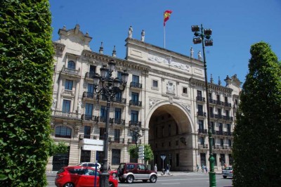 Banco Santander DSC_0803.JPG (141.81 KiB) 11538 mal betrachtet Dieses Gebäude ist der Sitz der Banco Santander und liegt am Paseo Pereda und ist nur durch die Pereda-Gärten vom Meer getrennt. Konzipiert von dem Architekten Javier Gonzalez Riancho wurde das Gebäude zwischen 1919 und 1923 auf bestehenden Strukturen errichtet. Die Hauptfassade zeigt aufs Meer. Oberhalb des Bogens erkennt man die vier Skulpturen von Blanes, allegorische Darstellungen der Kunst, Kultur, des Handels und der Navigation.