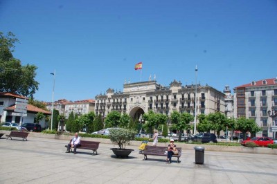 Muelle de Calderón mit Banco Santander