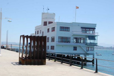 Real Club Marítimo.JPG (71.25 KiB) 12332 mal betrachtet An der Hafenpromenade der Real Club Marítimo (118 Liegeplätze) in Form eines Schiffes - Members only!!!