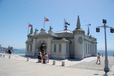 Palacete DSC_0821.JPG (101.58 KiB) 11538 mal betrachtet El Palacete del Embarcadero ist ein altes Herrenhaus. Es befindet sich an der Uferpromenade und den Gärten von Pereda. Es wurde 1920 als Passagier-Station geplant und später als Hauptquartier der Guardia Civil genutzt. 1985 wurde das Gebäude, das der Unidad Portuaria gehört, als Ausstellungs- und Konferenzsaal neu eröffnet.