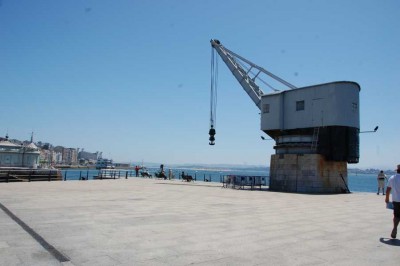 Grua de Piedra DSC_0808.JPG (94.62 KiB) 12332 mal betrachtet Das Kranhaus (La Grúa de Piedra) an der Strandpromenade ist ein Relikt aus den Anfängen des Industriezeitalters und ein beliebter Treffpunkt. Es stammt aus dem Jahr 1900 und diente seit Jahrzehnten zum Be-und Entladen aller Arten von Booten, angefangen von kleinen Fischerbooten über große Frachter bis hin zu Handelsschiffen.
