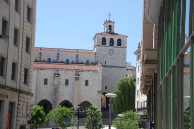 Kathedrale und &quot;Iglesia del Cristo&quot;<br />Die heutige Kathedrale besteht aus zwei übereinander gebauten Kirchen im gotischen Stil. Die Untere Kirche, jetzt &quot;Parroquia -Pfarrkirche- del Cristo&quot;, wurde im ersten Drittel des 13. Jahrhunderts gebaut, und sie wurde -teilweise- wiederaufgebaut, und erweitert, nach dem Brand, der 1941 einen Teil der Stadt zerstörte.