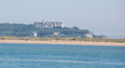 1 Palast DSC_0695.JPG (77.13 KiB) 9890 mal betrachtet Der königliche Palast von La Magdalena befindet sich in der Magdalena-Halbinsel und wurde zwischen 1909 und 1911 als Sommerresidenz für die spanische Königsfamilie erbaut.<br />1982 wurde es zum "monumento histórico-artístico" erklärt und zwischen 1993 und 1995 on der Stadt Santander saniert.