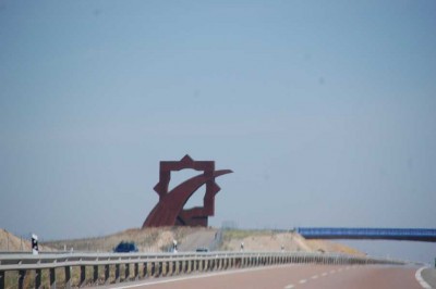 C 11.07- DSC_0646.JPG (83.56 KiB) 11527 mal betrachtet 11.07 Uhr - In der Nähe von Teruel (km 154) sieht man an der Autobahn den 15 Meter hohen und 14 Meter breiten "Salomon-Stern" des Bildhauers Julio Tapia Gasca aus Zaragoza.<br />Der Stern mit acht Zacken, auch bekannt als Salomon-Stern, geht auf den König Salomon zurück. Er soll einen sternförmigen Ring mit acht Zacken getragen haben, den er vor wichtigen Entscheidungen befragte. Die Mohammedaner übernahmen dieses Symbol, das auch als "Juwel Mohammeds" bezeichnet wird. Mudéjar-Sterne sind Symbole maurischer Kunst.