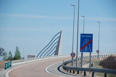 D 11.12-DSC_0652 Teruel.JPG (98.34 KiB) 10095 mal betrachtet 11.12 Uhr Bei Monreal del Campo, genauer genommen bei km. 165 sieht man das Werk "Río Jiloca", der Künstler ist der Ingenieur Jesús Iranzo Sanz aus Toledo. Sie stellen den Fluss Jiloca dar, dessen Sinnbild die fünf blauen, parallelen Rohre sind, die in einem Winkel von 45 Grad aufgestellt wurden. Die Pyramidenform soll nach Aussage des Künstlers einen Berg repräsentieren.