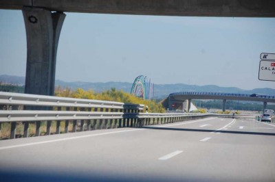 11.20 Uhr - hinter der Brücke überrascht ein neues Monument.