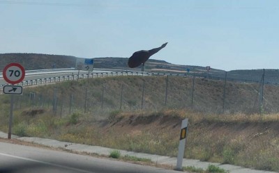 F - 11.22-DSC_0664monumento al jamon. Se encuentra a la salida de la autovia Mudejar , entrando a Calamocha (teruel).JPG (65.53 KiB) 10095 mal betrachtet 11.22 Uhr - Diesmal ist es ein verrosteter Schinken in der Nähe von Calamocha.