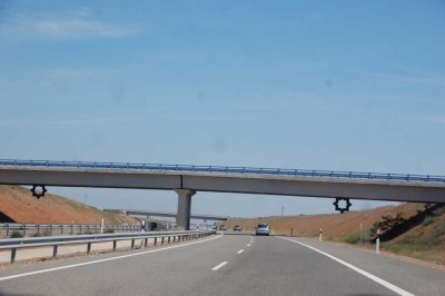 DSC_0701.JPG (93.62 KiB) 11527 mal betrachtet Symbole der maurischer Kunst :<br />Im Jahr 2007 wurden unter die Überführungen, die diese Autobahn überqueren, "maurische" oder "Mudéjar- Sterne" befestigt. Sie sind das Werk der Bildhauer Jose Luis Gracia und Francisco Javier Bueno.