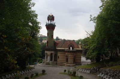 Gebäude mit dem kleinen Park.