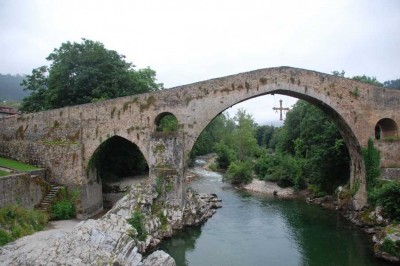 DSC_1151 bRÜCKE Cangas.JPG (122.86 KiB) 7690 mal betrachtet Die "Puente Romano", die romanische Brücke (12./13.Jh.) in Cangas de Onís, die den Río Sella überspannt.<br />Das herabhängende Kreuz soll an das mythische Kreuz von Pelayos erinnern, das er im Kampf gegen die Mauren trug.