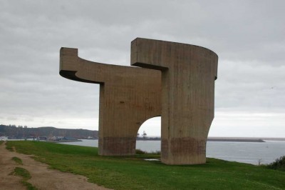 DSC_1387.JPG (91.67 KiB) 5985 mal betrachtet Oben auf dem Berg, auf dem die Altstadt steht, befindet sich der Park "Cimavilla" mit einem Blick auf die Hafenanlagen. Der "Elogio del Horizone" stammt von E. Chillida, 1990